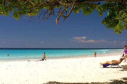 Туристы на пляже в Гайане