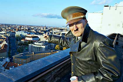 Немецкий актер месяц проездил по Германии в костюме Гитлера