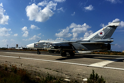 Су-24 взлетает с авиабазы Хмеймим в Сирии