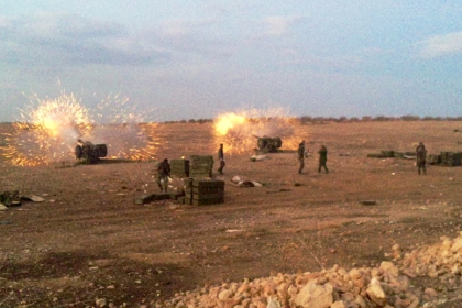 Сирийские военнослужащие в ходе наступления против боевиков на севере провинции Хама