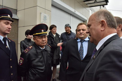 Геннадий Зюганов (справа) во время посещения Центрального рынка Иркутска