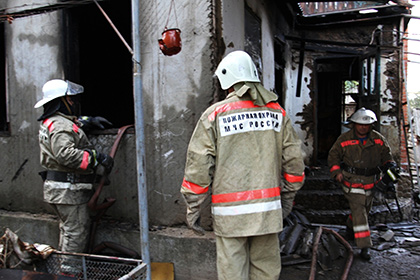 Сотрудники МЧС на месте пожара в станице Холмской 