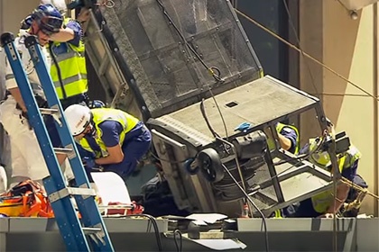 Мойщики окон в Сиднее выжили после падения с 12-го этажа