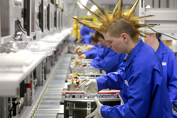 Рабочие в цехе завода Foxconn и Hewlett-Packard