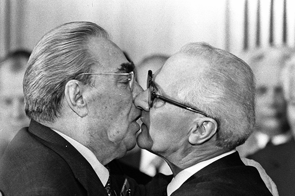 Поцелуй Леонида Брежнева и Эрика Хонеккера 