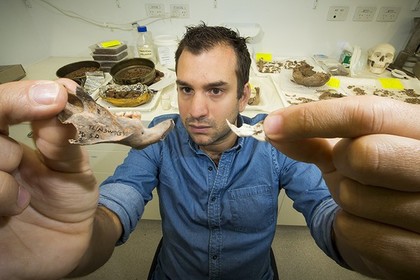 Луйс держит в руках челюстные кости гигантских крыс