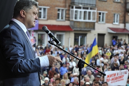 Петр Порошенко выступает на митинге в городе Конотоп в рамках предвыборной кампании