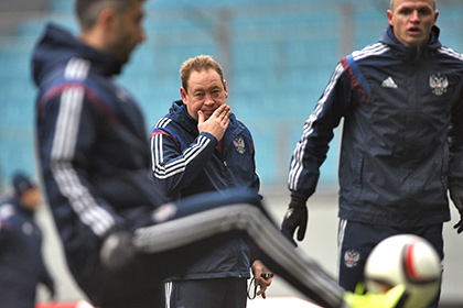 Главный тренер сборной России по футболу Леонид Слуцкий (в центре) во время тренировки 