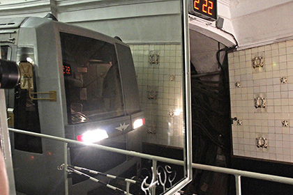 В московском метро погибла прыгнувшая на крышу поезда пенсионерка