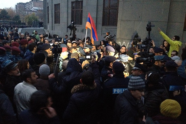 Потасовка на митинге оппозиции в центре Еревана