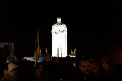 «Азов» на месте памятника Ленину в Мариуполе установил статую князя Святослава