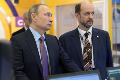 Владимир Путин и Герман Клименко во время осмотра выставки
