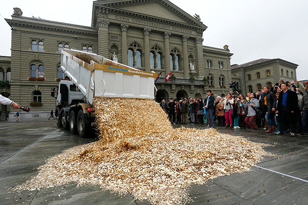 Вываливание с грузовика 8 миллионов монет перед зданием Федерального совета Швейцарии