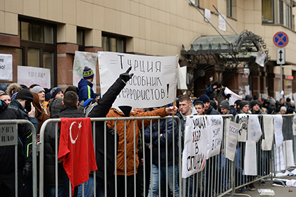 Акция протеста у посольства Турции