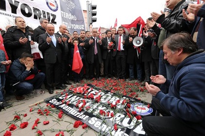 Турецкие госслужащие молятся за жертв терактов