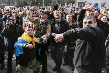 Двое сторонников Савченко залезли на территорию посольства России в Киеве