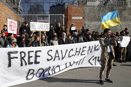 Российское посольство в Киеве забросали камнями и облили йодом