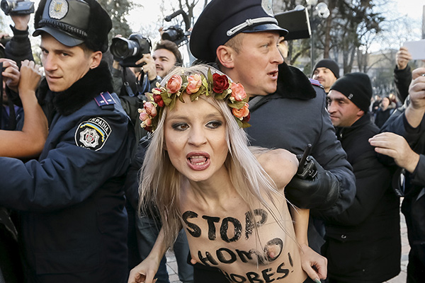 Задержание протестующих против гомофобии активисток группы Femen, ставшей одним из символов современной Украины