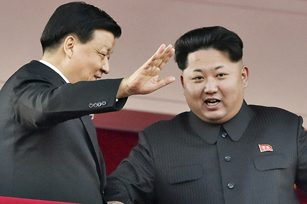 Член ПК Политбюро ЦК Компартии Китая Лю Юньшань и Ким Чен Ын. 10 октября 2015 года