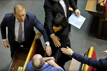 Депутат Рады расцарапала коллеге лицо из-за денег Януковича