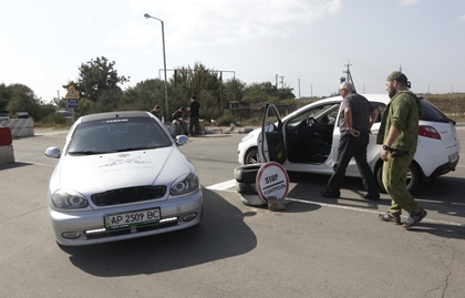 Боевики ПС проводят досмотр автотранспорта на въезде в Крым