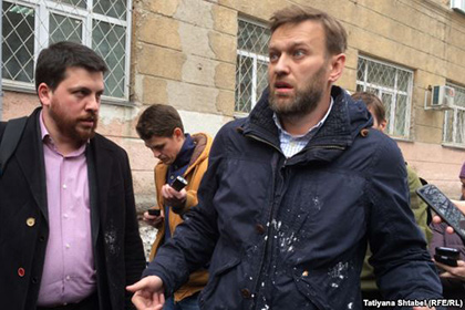 Навального закидали пирожными и презервативами в Новосибирске