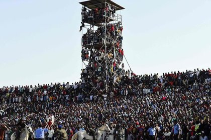 На 16-тысячном африканском стадионе уместилось вдвое больше зрителей
