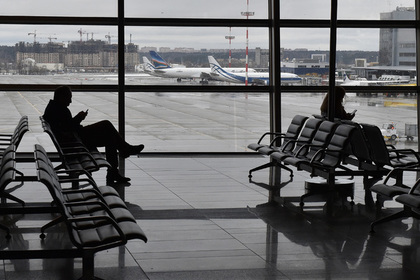 Вылет самолета из Москвы в Махачкалу отменили из-за трещины в обшивке салона