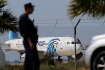 Угонщик самолета EgyptAir смастерил муляж пояса смертника во время полета