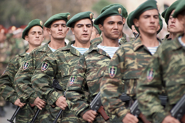 Военный парад в Ереване в День независимости