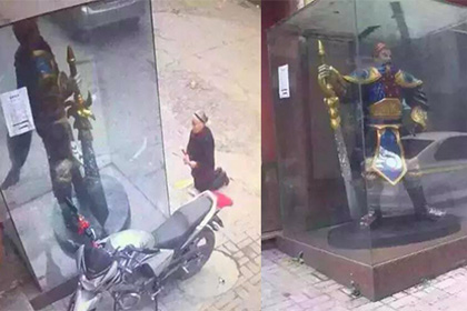 Китайская старушка по ошибке помолилась статуе героя League of Legends