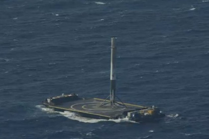 Возвращаемая ступень Falcon 9 впервые села на морскую платформу