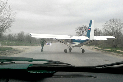 Жители Волгограда сообщили о взлетевшем с проезжей части самолете