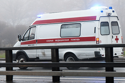 На Урале три человека погибли в застрявшей в яме машине