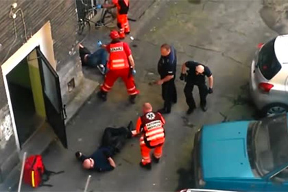 Польские полицейские избили агрессивного мужчину велосипедом и шваброй