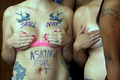 Больше 100 британок обнажили грудь в поддержку движения Free The Nipple