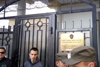 «Правый сектор» заблокировал генконсульство России в Одессе