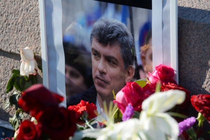 Москвичи пожаловались на машину с портретами Немцова