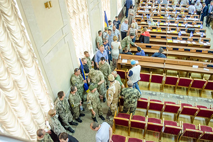 Ветераны боевых действий в Донбассе захватили Одесский облсовет