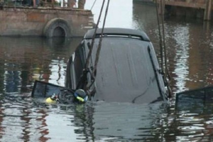 Автомобиль свалился в реку в центре Москвы