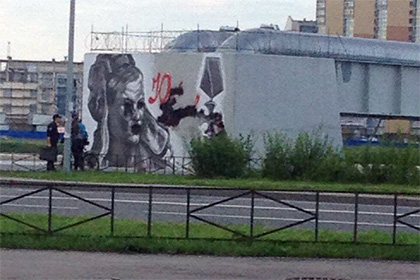 В Петербурге испачкали краской портрет Буданова рядом с мостом Кадырова