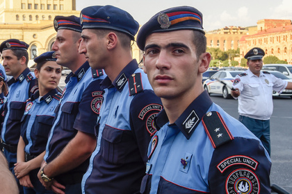 Группа вооруженных людей захватила отделение полиции в Ереване