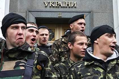 Бойцы самобороны у входа в здание Верховной Рады Украины