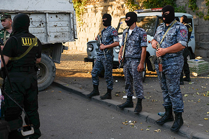 Захватившие здание полиции в Ереване отпустили двух заложников