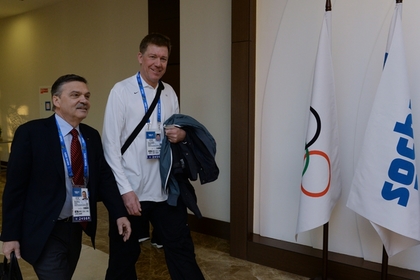 Глава Международной федерации хоккея Рене Фазель (слева) и руководитель Медицинской комиссии МОК Ричард Баджет