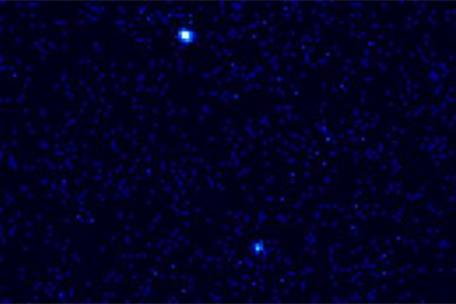 Звезда KS 1731-260 (яркая точка на верхней половине снимка)