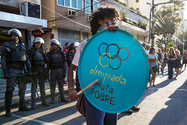 Демонстрация против Олимпиады в день ее открытия в Рио-де-Жанейро