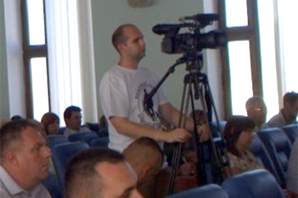 Украинский оператор появился на сессии горсовета в футболке с «вежливыми людьми»