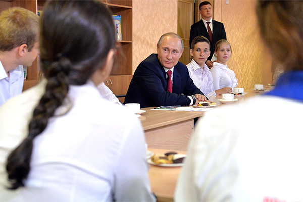 Владимир Путин во время общения со школьниками во Владивостоке