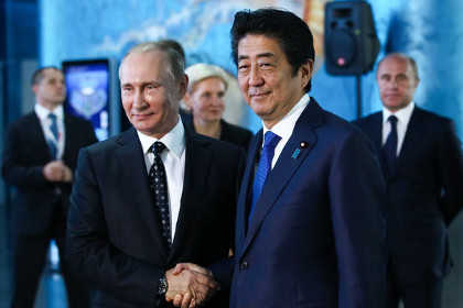 Владимир Путин (слева), Синдзо Абэ